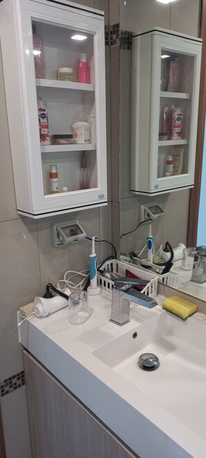 吹风机、毛巾、肥皂、卫生纸