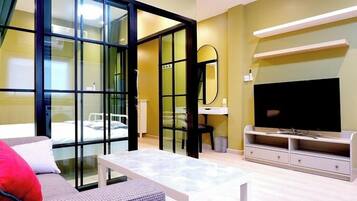 Apartment, 1 Double Bed, Non Smoking, Kitchenette | Blackout curtains, iron/ironing board, free WiFi, bed sheets