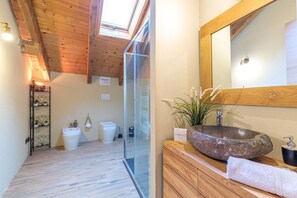 Een douche, een haardroger, een bidet