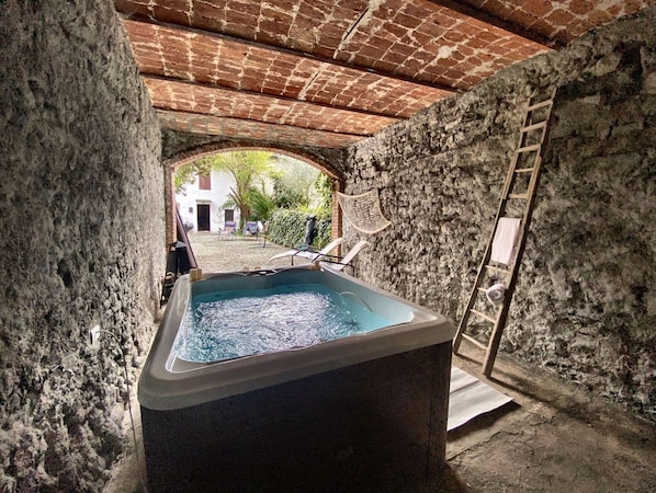 Outdoor spa tub