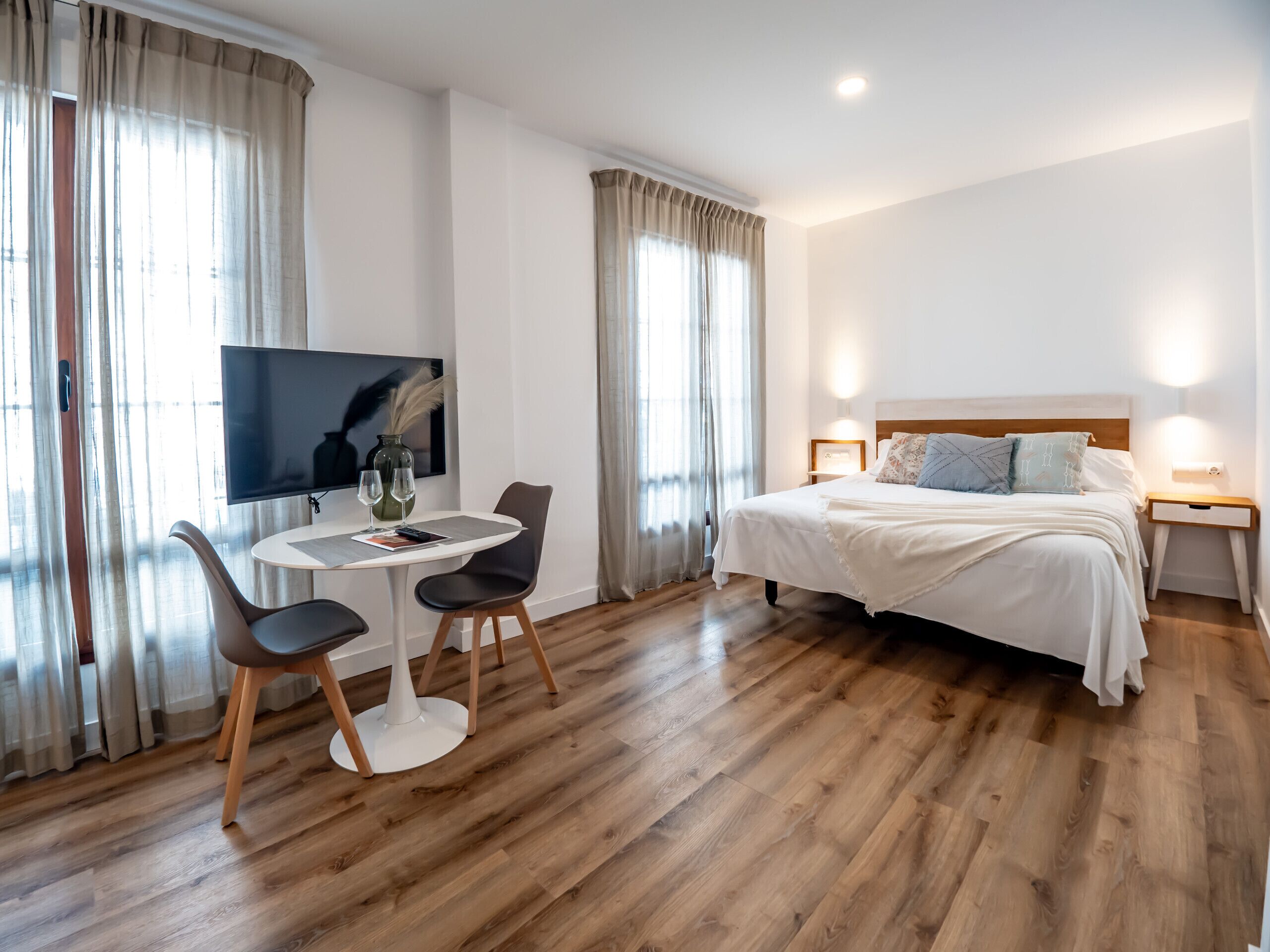 Een kluis op de kamer, een strijkplank/strijkijzer, gratis wifi