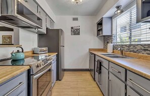 Fridge, microwave, oven, stovetop - NEW|Fashion Square Retreat | 4 Heated Pools (Scottsdale)