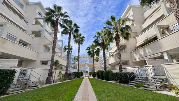 A modern apartment building with a central courtyard, palm trees, and a clear sky. - ELEGANCE 8 VYB cerca de la playa - céntrico LM062 (Denia)