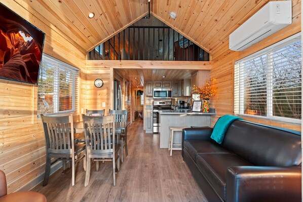 TV, books - NEW|Moondance Majestic Mini Cabin|Cathedral Rock (Sedona)