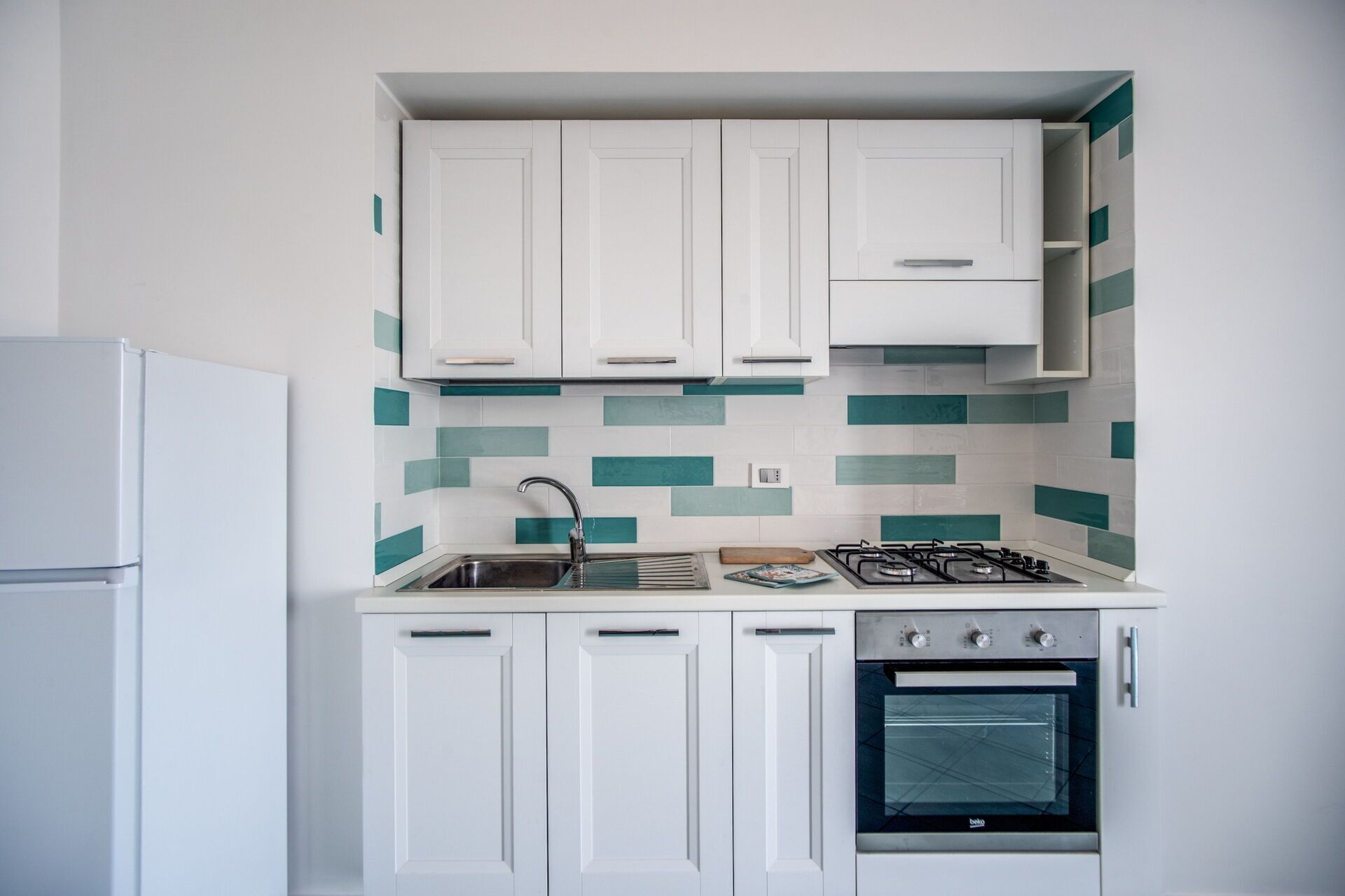 Frigorifero, microonde, forno, piano cottura