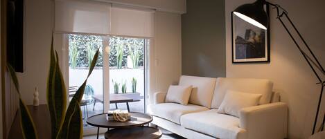 Una televisión, una oficina