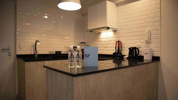 Een koelkast, een magnetron, een oven, een kookplaat