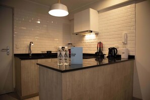 Een koelkast, een magnetron, een oven, een kookplaat