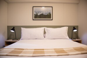 Een bureau, een strijkplank/strijkijzer, wifi, beddengoed