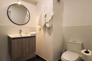 Dusj, hårføner og håndklær