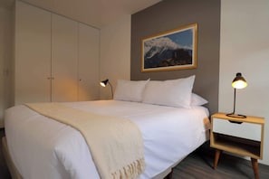 2 bedrooms, desk, iron/ironing board, WiFi