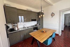 Fridge, oven, stovetop, coffee/tea maker