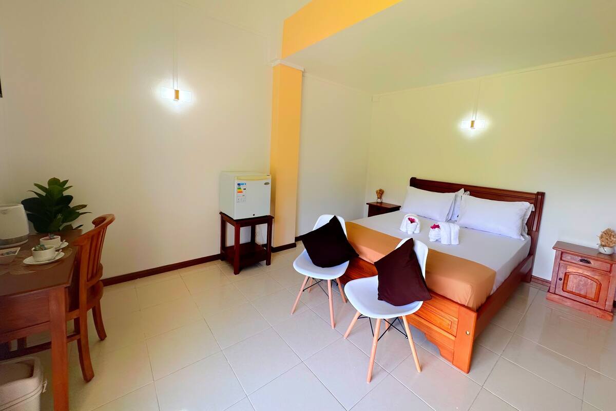In-room safe, laptop workspace, blackout curtains