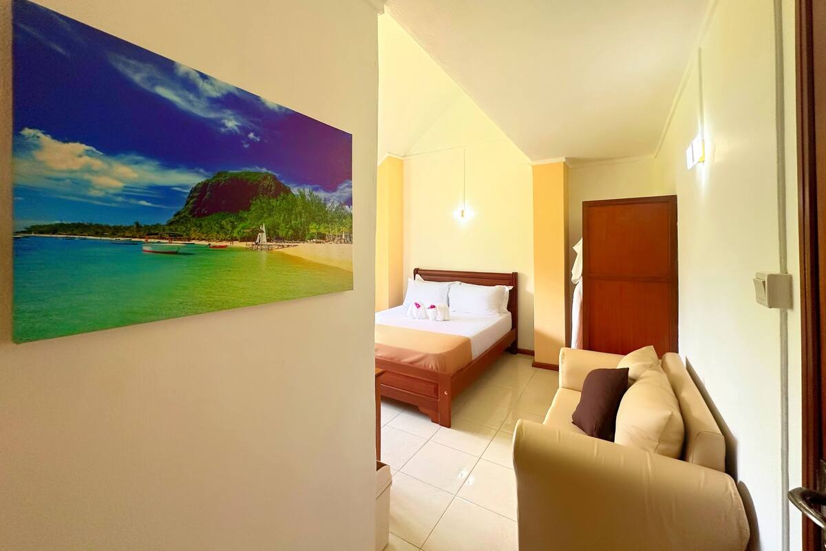 In-room safe, laptop workspace, blackout curtains