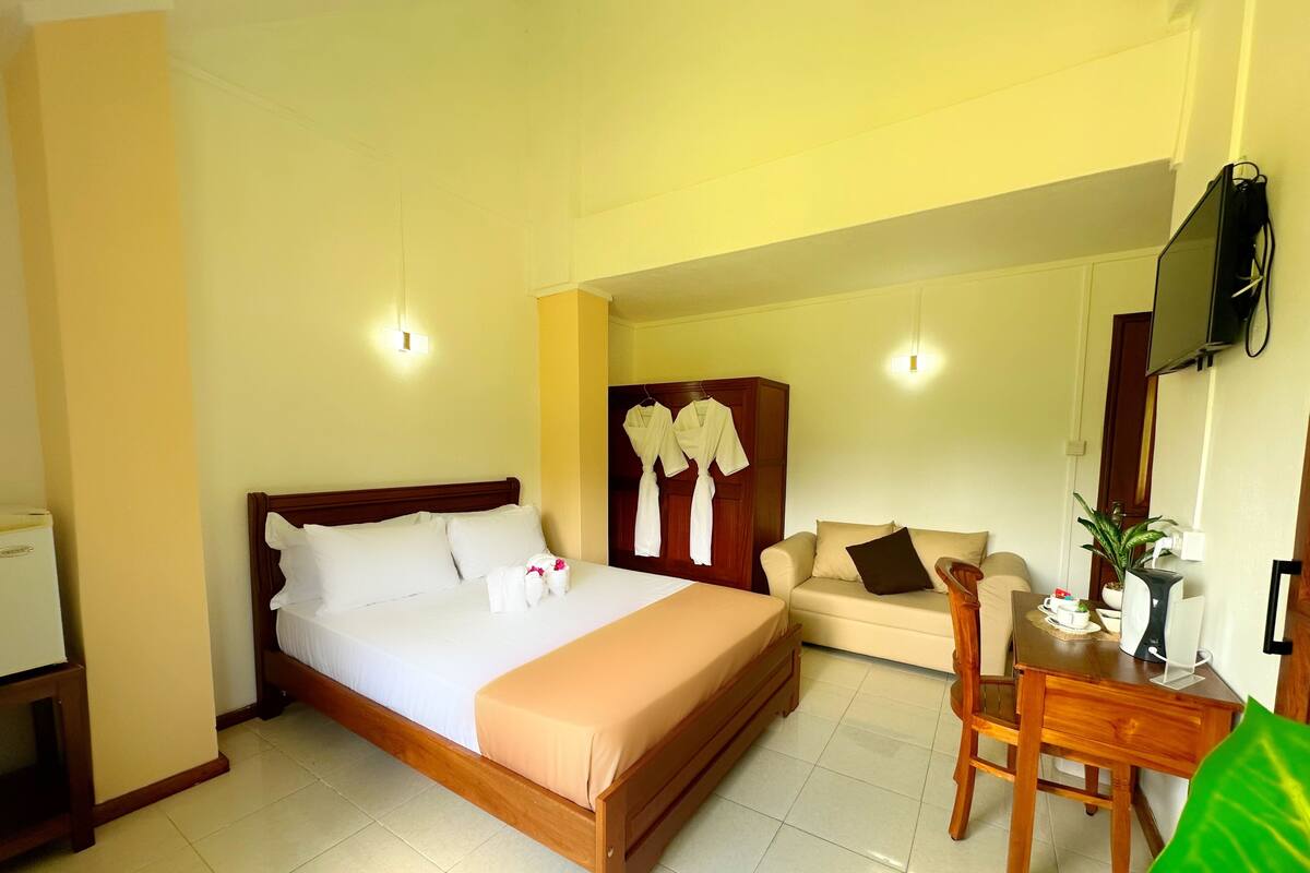 In-room safe, laptop workspace, blackout curtains