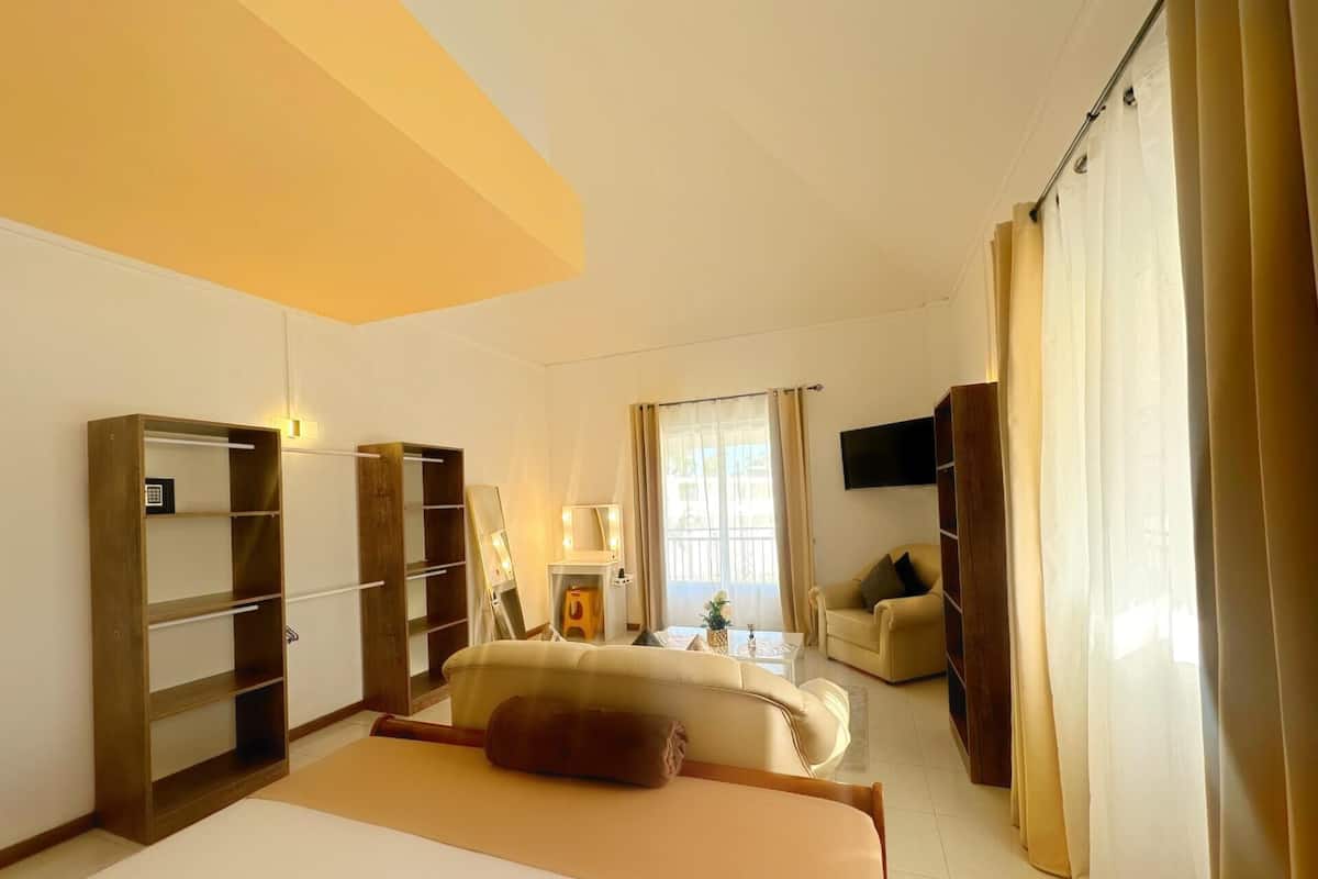 Deluxe appartement | Een kluis op de kamer, een laptopwerkplek, verduisterende gordijnen
