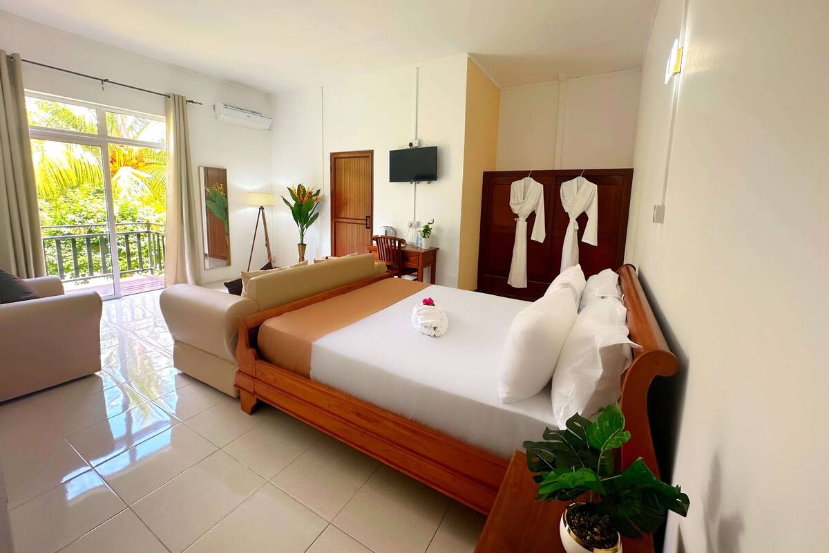 Junior Double Room, Balcony, Garden View