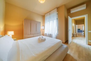 2 bedrooms, iron/ironing board, bed sheets