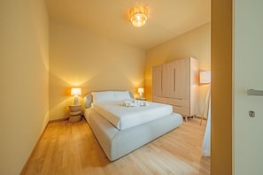 2 bedrooms, iron/ironing board, bed sheets