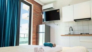 คอมฟอร์ทสตูดิโอ, ระเบียง, วิวเมือง | ผ้าม่านกันแสง, เตารีด/โต๊ะรีดผ้า, Wi-Fi ฟรี, ผ้าปูที่นอน