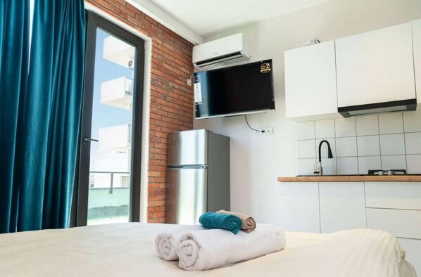 Studio Confort, balcon, vue sur la ville | Rideaux d’obscurcissement, fer et planche à repasser