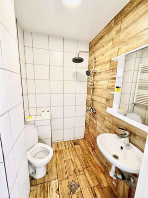 Comfort Studio, Balcony, City View | Bathroom