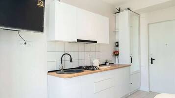 Comfort Studio, Balcony, City View | Private kitchen | Electric kettle