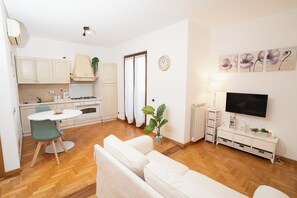 Suite Luxe, balcon, vue cour intérieure | Coin séjour