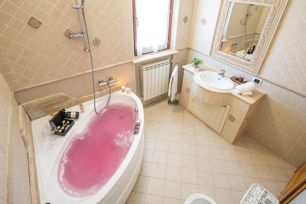 Luxury Suite, Balcony, Courtyard View | Bathroom