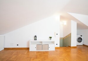 Suite Luxe, balcon, vue cour intérieure | 2 chambres, rideaux occultants, chambres insonorisées