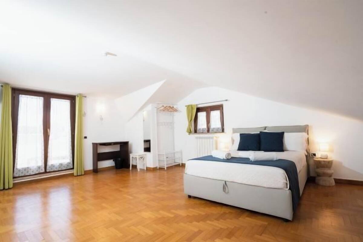 2 slaapkamers, verduisterende gordijnen, geluiddichte muren