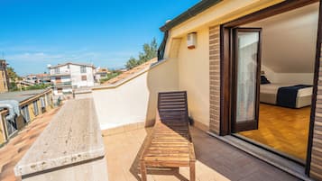 Suíte superluxo, sacada, vista para o pátio | Terraço/pátio