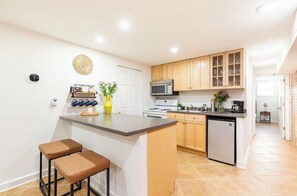 Mikroaaltouuni, uuni, liesi, kahvin-/teenkeitin