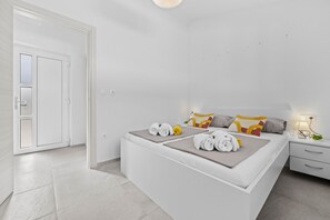 Iron/ironing board, free WiFi, bed sheets