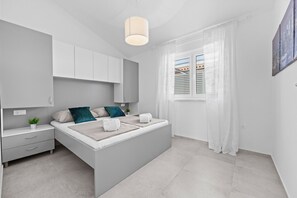 Tabla de planchar con plancha, wifi gratis y ropa de cama