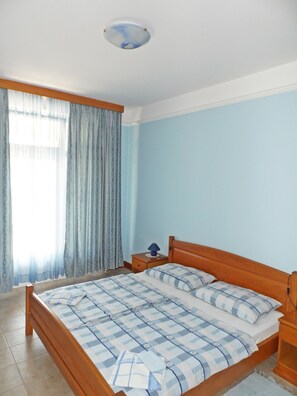 2 bedrooms, iron/ironing board, travel cot, free WiFi
