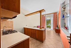 Fridge, oven, stovetop, coffee/tea maker