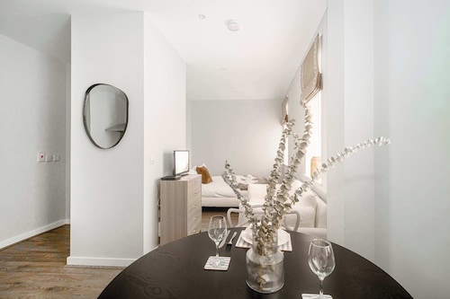 Modern Studio Apartment in Waterloo, Liverpool