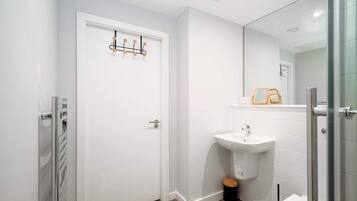 Shower, hair dryer, towels, shampoo