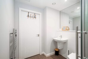 Shower, hair dryer, towels, shampoo