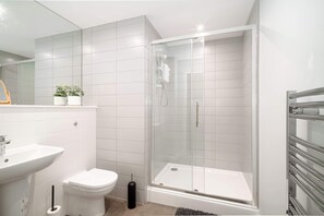 Shower, hair dryer, towels