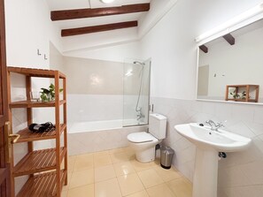 Sèche-cheveux, serviettes fournies