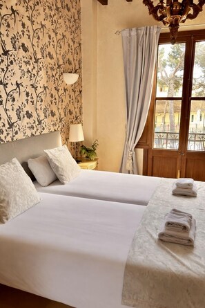 6 bedrooms, iron/ironing board, WiFi, bed sheets