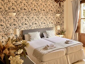 6 bedrooms, iron/ironing board, WiFi, bed sheets