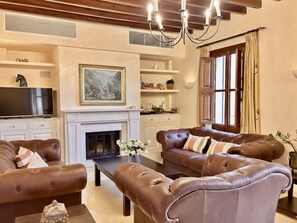 TV, fireplace