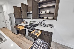 Kühlschrank, Mikrowelle, Ofen, Herdplatte