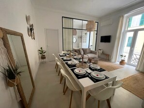 Dining - Chic & modern for groups & families-10 guests, in city center with 2 balconies (La Spezia)