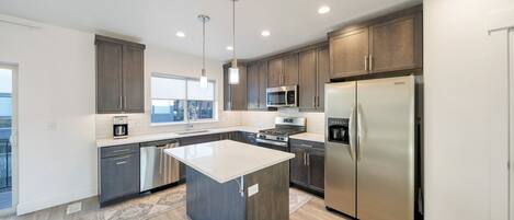 Réfrigérateur, micro-ondes, four, plaque de cuisson