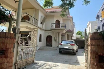 Satyagrah chavni luxurious  bungalow with AC in Ahmedabad