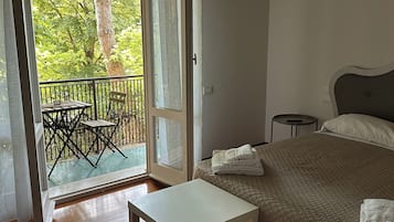Quarto triplo, vista para o jardim | Escrivaninha, espaço de trabalho para notebook